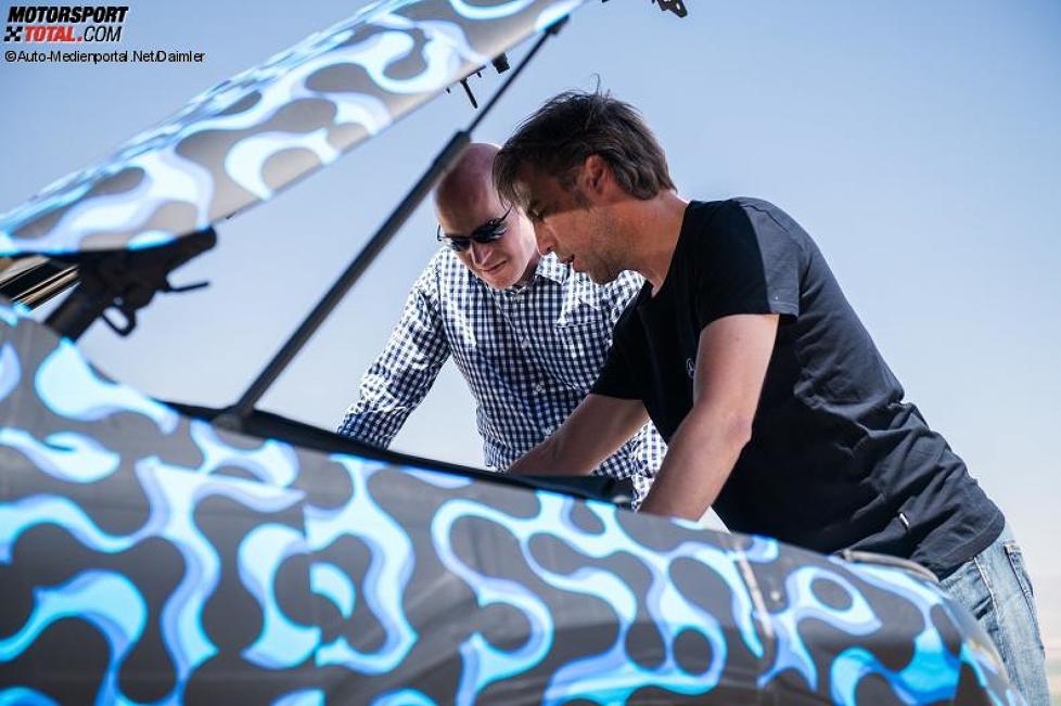 Autor Jens Meineres (links) am Prototyp des Mercedes-Benz EQC