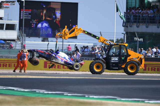 Wenige Minuten nach dem heftigen Crash von Brendon Hartley wird sein Toro Rosso abtransportiert ...