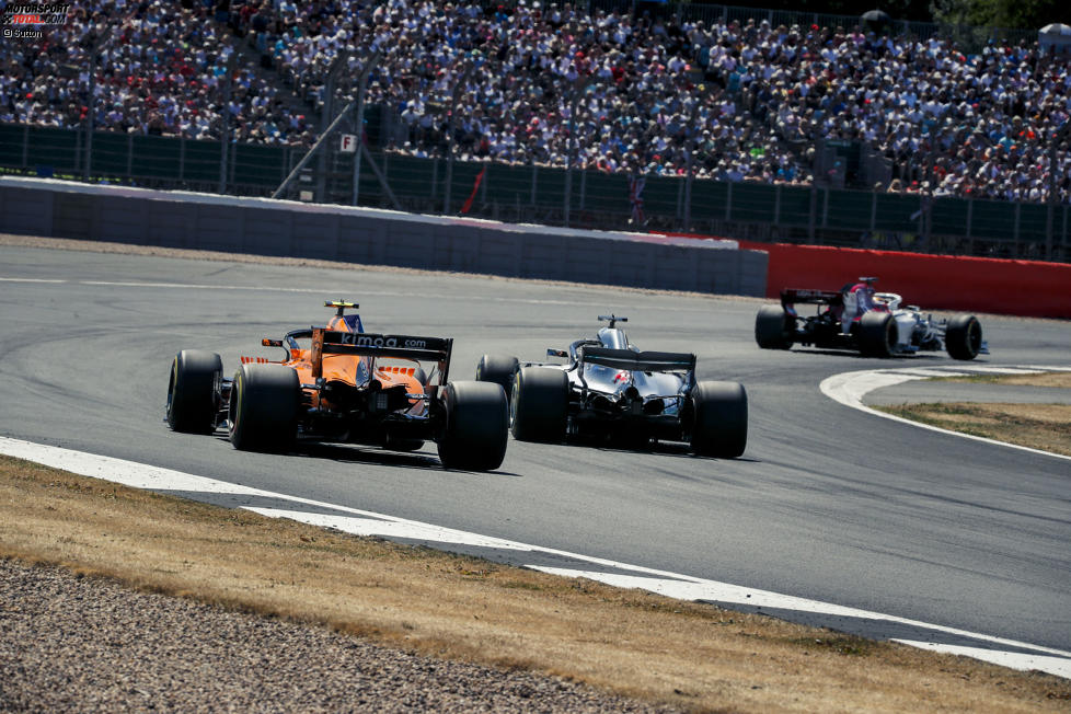 Stoffel Vandoorne (McLaren) und Lewis Hamilton (Mercedes) 