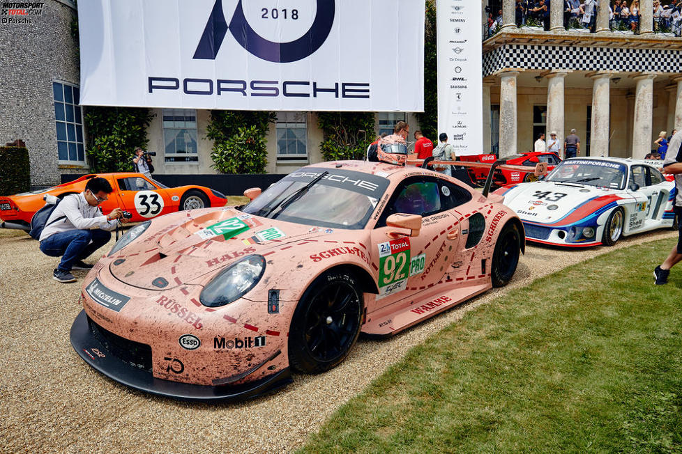 Porsche feiert 70 Jahre Sportwagen beim Goodwood Festival of Speed. Vorn: Porsche 911 RSR