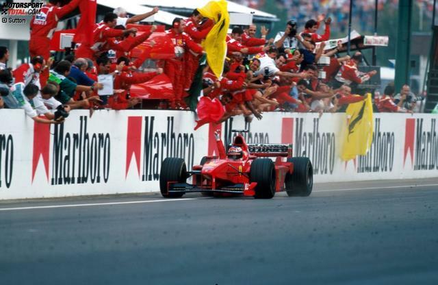"Schumi" darf jubeln: Mit einer taktischen Meisterleistung besiegt er die Silberpfeile. Doch es war nicht das einzige denkwürdige Rennen in Budapest: Jetzt durch die Triumphe und Tragödien klicken! "Schumi" darf jubeln: Mit einer taktischen Meisterleistung besiegt er die Silberpfeile. Doch es war nicht das einzige denkwürdige Rennen in Budapest: Jetzt durch die Triumphe und Tragödien klicken!