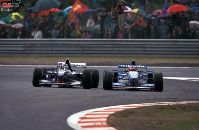 Was für ein Duell: Schumacher wehrt sich 1995 auf Slicks im Regen gegen Hill. Jetzt durch die Triumphe &amp; Tragödien beim Belgien-GP klicken!