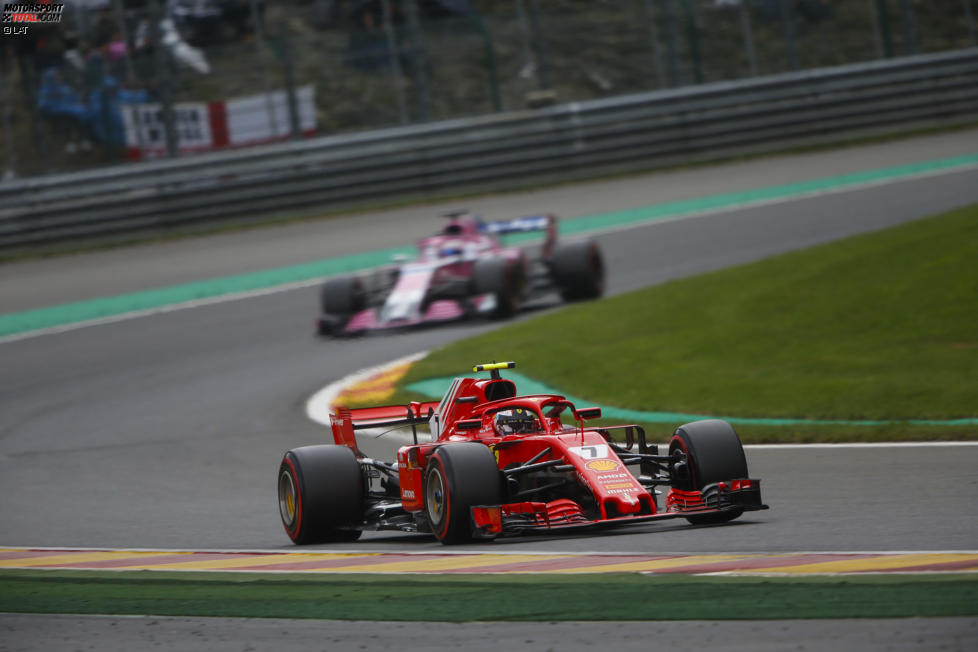 Kimi Räikkönen (Ferrari) und Sergio Perez (Racing Point) 