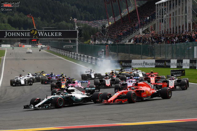 Fernando Alonsos Flugstunde: Der gesamte Startcrash in Spa-Francorchamps im Spielfilm!