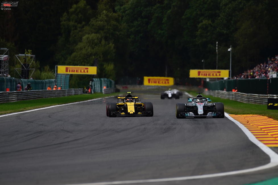 Carlos Sainz (Renault) und Lewis Hamilton (Mercedes) 