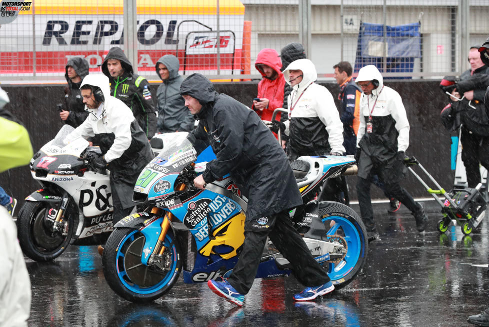 MotoGP-Bikes werden weggeschoben