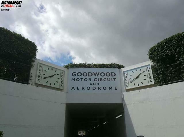 Herzlich willkommen beim Goodwood Revival 2018: Der Goodwood Circuit ist eine Motorsport-Rennstrecke auf dem Areal von Goodwood House, dem Landsitz der Herzöge von Richmond. Die Strecke führt um den im Zweiten Weltkrieg erbauten Goodwood Airfield. Am 18.