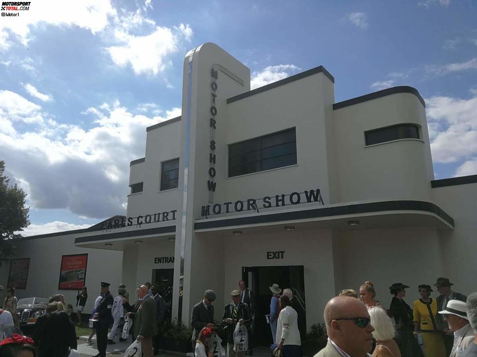 Eine Tradition auf dem Goodwood ist die Earls Court Motor Show, eine Automesse im Stil der 1950er-Jahre. Hier können Hersteller auch ihre modernen Fahrzeuge zeigen, ohne das Außenbild zu verschandeln.