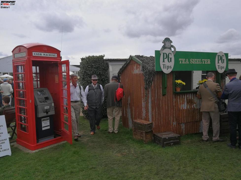 Britischer geht es kaum: Die klassische Telefonzelle beherbergt einen Geldautomaten. Daneben kann man sich mit einem Tee stärken.
