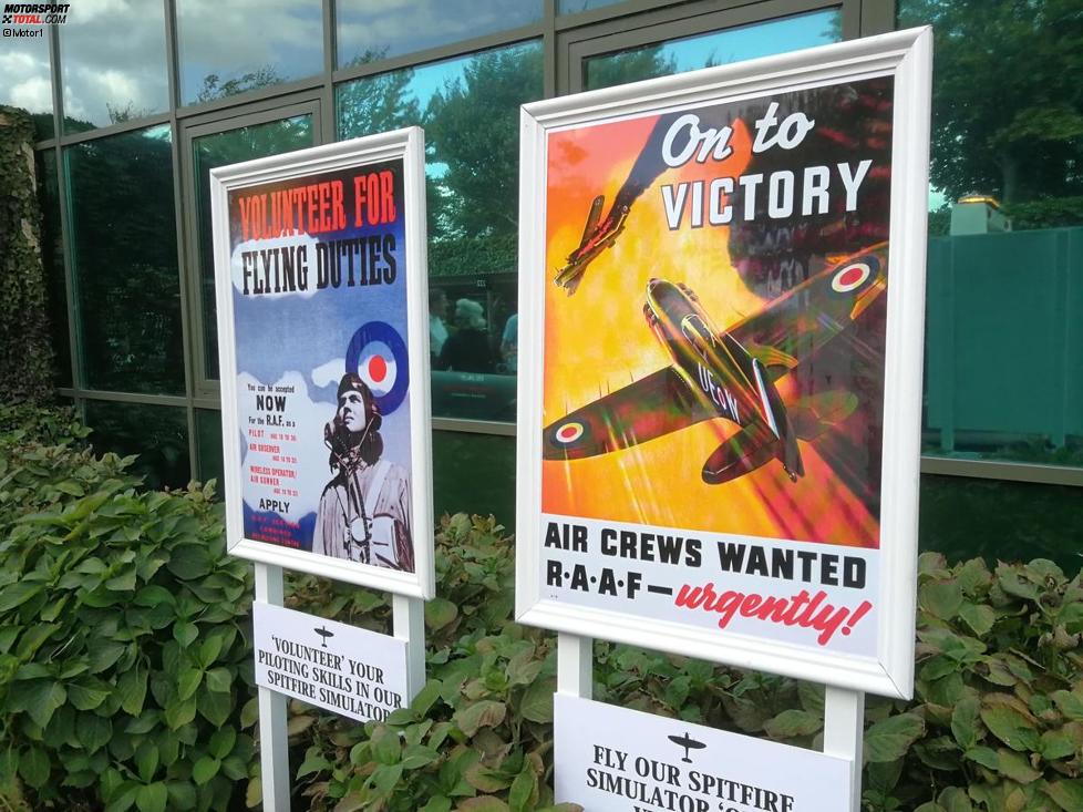 Typisch für das Goodwood Revival sind alte Kampfflugzeuge, schließlich ging die Rennstrecke aus einem Armeeflugplatz hervor. 2018 wurde das 100-jährige Jubiläum der Royal Air Force zelebriert.