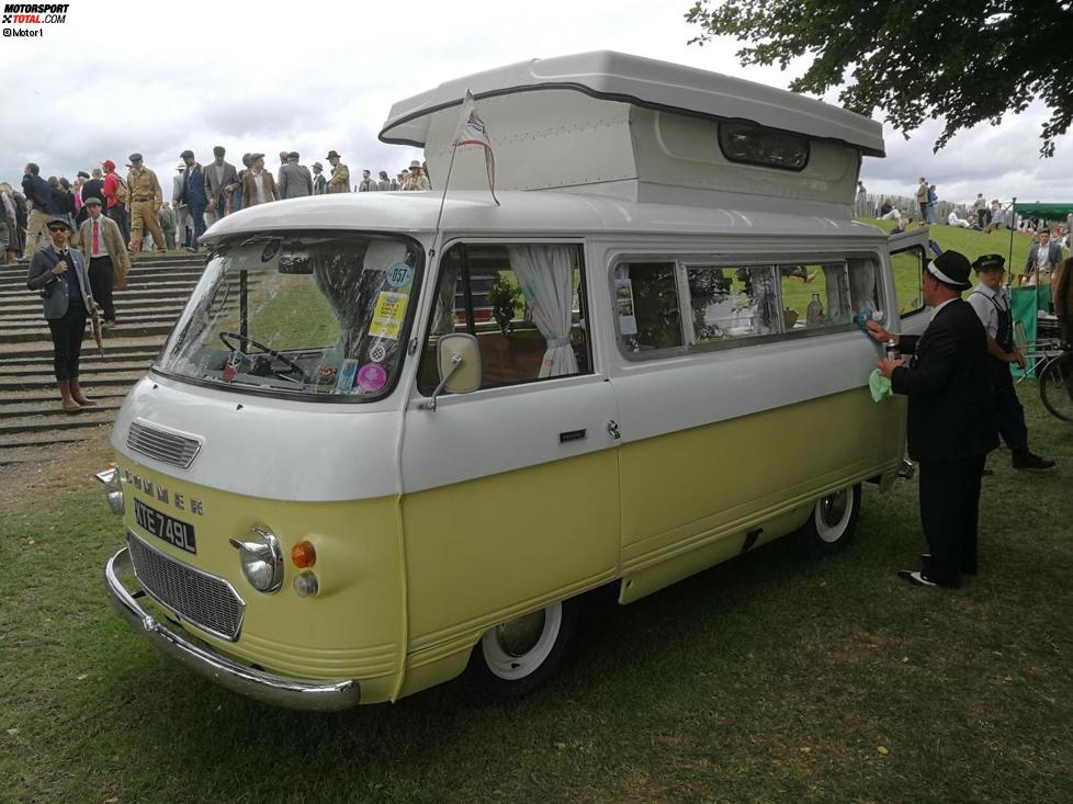 VW Bus auf englisch: Dieses Wohnmobil stammt von der hierzulande unbekannten Firma Commer. Dort wurden bis 1979 Fahrzeuge gebaut.