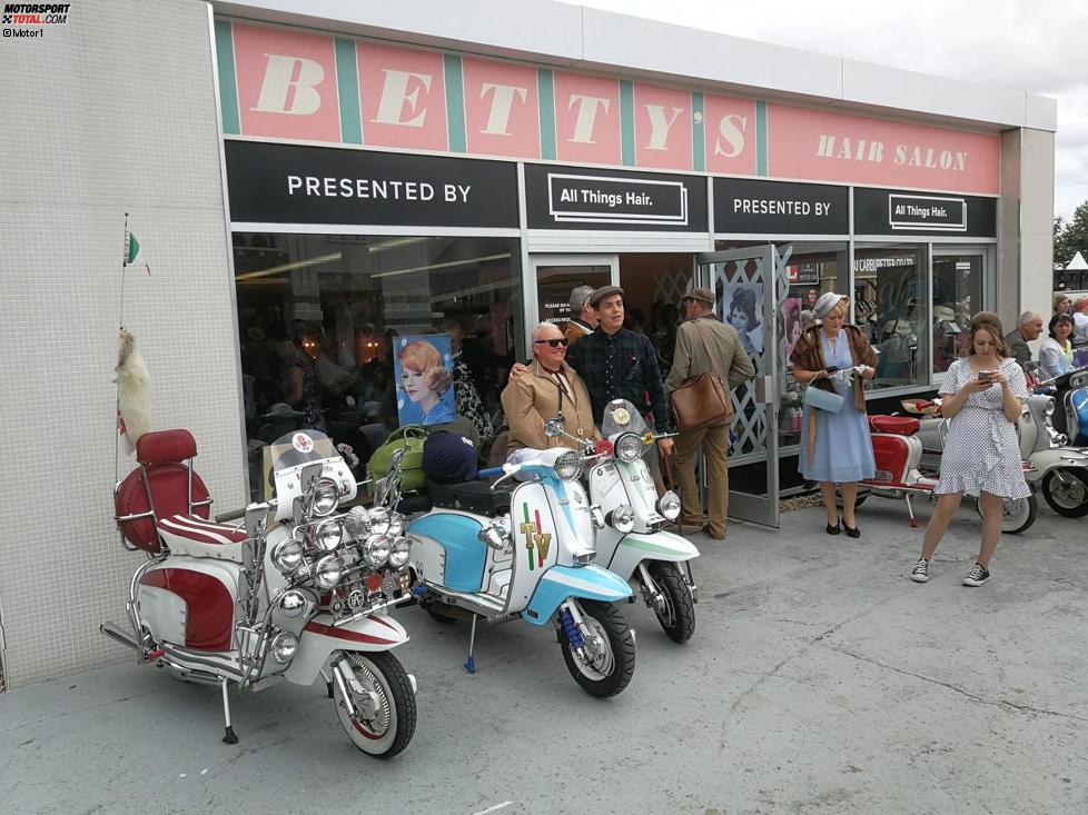 Vor Betty's Hair Salon parken die chrombehangenen Roller der Mods. Die Mods traten vor allem im Großbritannien der frühen 1960er-Jahre als Jugendbewegung auf. Ihre Kennzeichen: Anzug und Schlips.