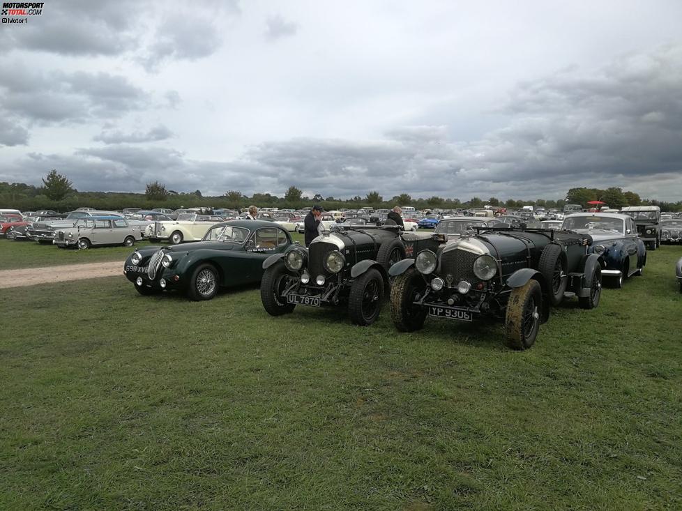 Der Wahnsinn auf dem Besucherparkplatz: Mächtige Bentleys aus den 1930er-Jahren im Rudel.