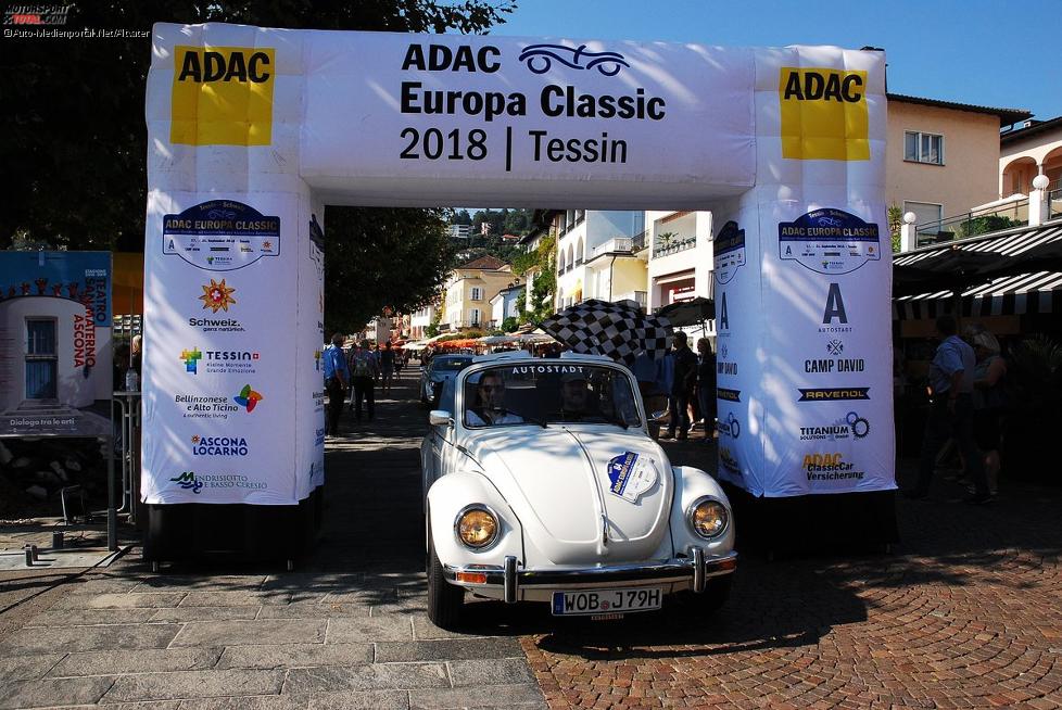 ADAC Europa Classic 2018: Zieleinfahrt des Teams II der Autostadt im 1979er VW Käfer 1303 LS Cabriolet