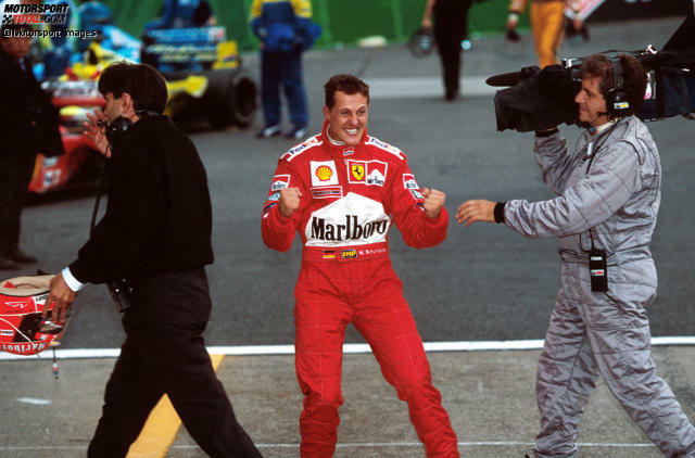 Es ist vollbracht! Nach vier gescheiterten Versuchen gelingt Michael Schumacher im Jahr 2000 in seiner fünften Ferrari-Saison endlich der ersten WM-Titel mit der Scuderia. Für Schumi ist es nach seinen beiden Triumphen mit Benetton bereits Titel Nummer drei, für die Italiener ist es der erste Fahrertitel seit Jody Scheckter 1979 ...