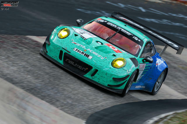 Mit Unterschriften übersät: Viele Fans haben sich auf dem Falken-Porsche verewigt