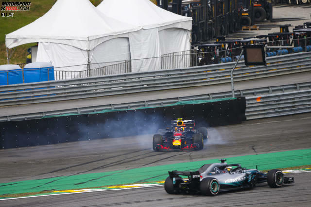 Max Verstappen dreht sich, Lewis Hamilton sagt "Danke". Der Streitpunkt des Rennens in Bildern: Max Verstappen dreht sich, Lewis Hamilton sagt "Danke". Der Streitpunkt des Rennens in Bildern:
