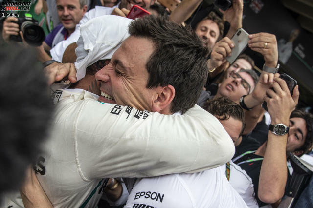 Den Gefühlen freien Lauf lassen: Klicken Sie sich jetzt durch die 18 schönsten Jubelfotos des Mercedes-Teams in Brasilien!