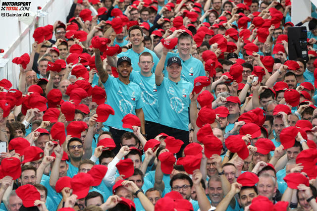 Die Weltmeister von Mercedes ziehen ihre roten Kappen vor Niki Lauda