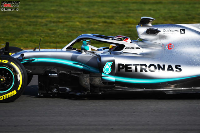 Lewis Hamilton absolvierte am Mittwoch in Silverstone 16 Runden im F1 W10. Jetzt durch die ersten Track-Fotos des neuen Silberpfeils klicken!