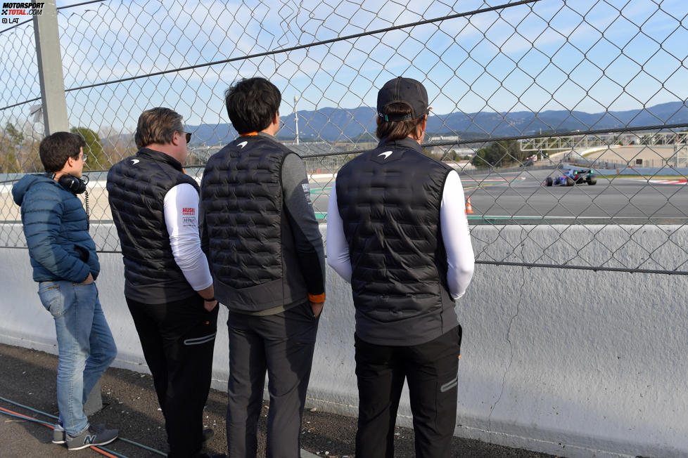 Zak Brown, Carlos Sainz (McLaren) und Fernando Alonso 