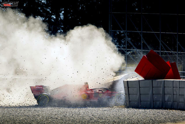 Das Wrack des Autos von Sebastian Vettel ließ Ferrari am Mittwoch einiges an Detektivarbeit verrichten ...