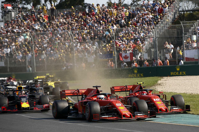 Rad an Rad: Beim Duell in der ersten Kurve kam es sogar zu einer Berührung zwischen den Ferrari-Fahrern! Wie die Redaktion ihre Leistung benotet? Jetzt durchklicken!