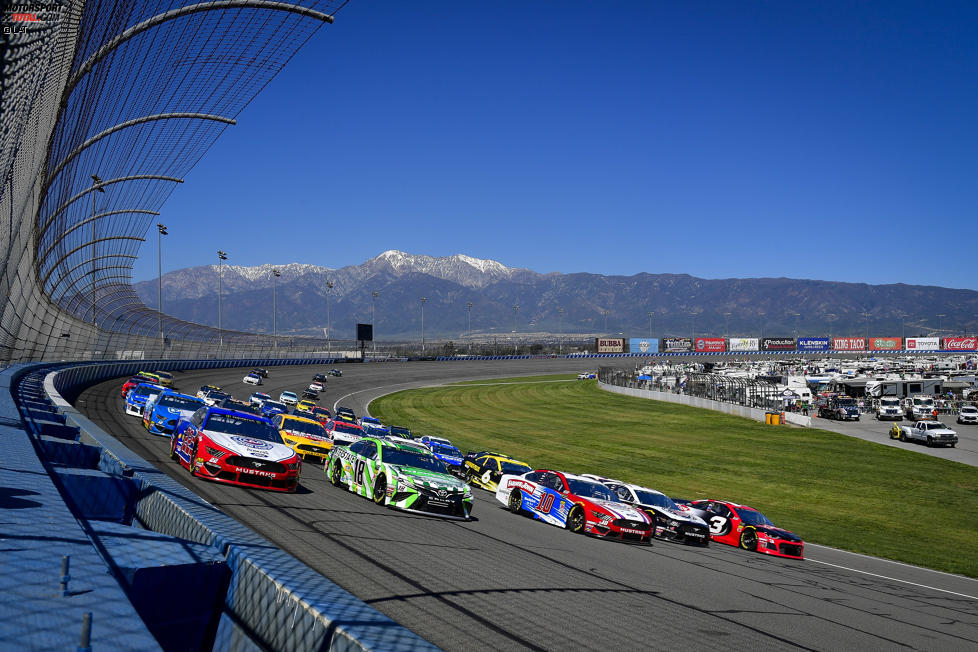 Pace-Lap in 5-Wide-Formation