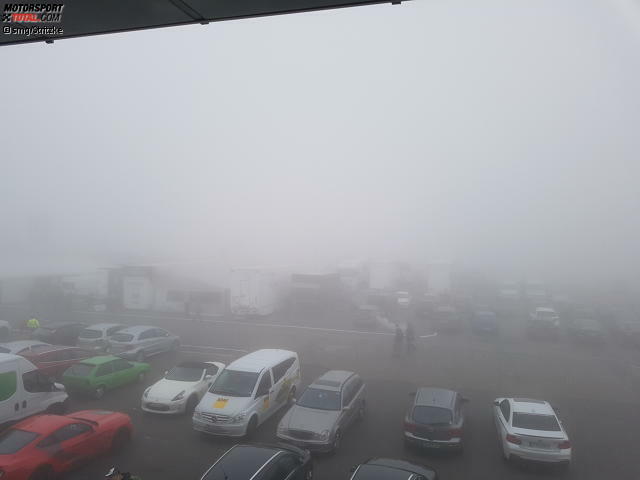 Das berüchtigte Eifelwetter schlägt am Nürburgring zu: So sah es um 9:30 Uhr aus Das berüchtigte Eifelwetter schlägt am Nürburgring zu: So sah es um 9:30 Uhr aus