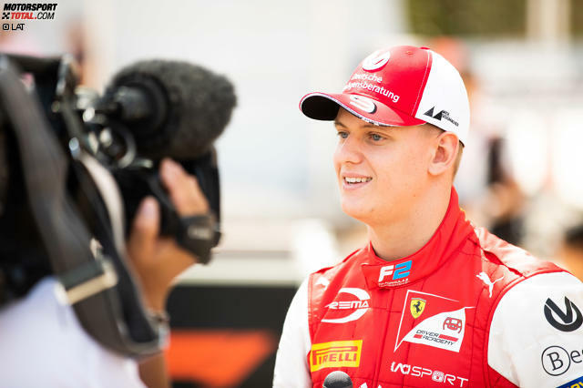 Mick Schumacher wartet gespannt auf sein Debüt in der Formel 2. Jetzt durch seine besten Bilder vom Medientag klicken!