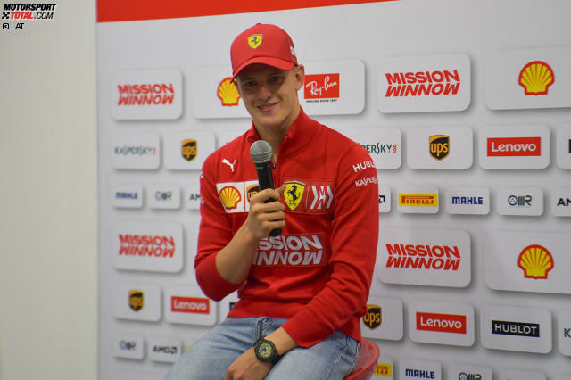 Ein breites Grinsen: Mick Schumacher strahlt nach seinem ersten Formel-1-Test. Die besten Fotos von Micks erstem Testtag jetzt zum Durchklicken!