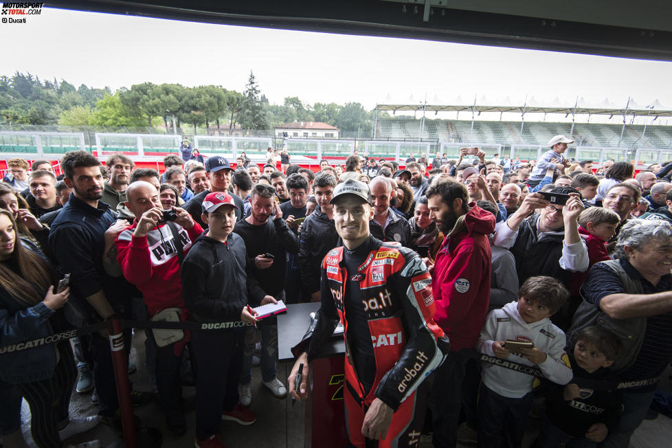 Chaz Davies mit den Ducati-Fans