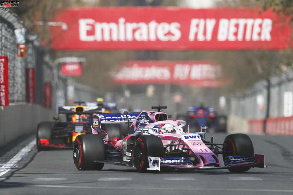 Sergio Perez (Racing Point) und Max Verstappen (Red Bull) 