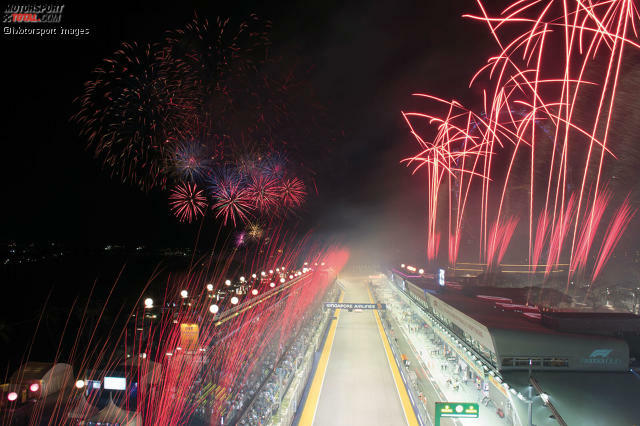 Feuerwerk über der Boxengeraden des Singapur Grand Prix