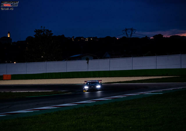 Obwohl das Rennen in Misano 2019 bei Tageslicht stattfindet, machte Dovizioso Überstunden. Klick Dich durch die Fotos von seinem Audi-Test in Misano.