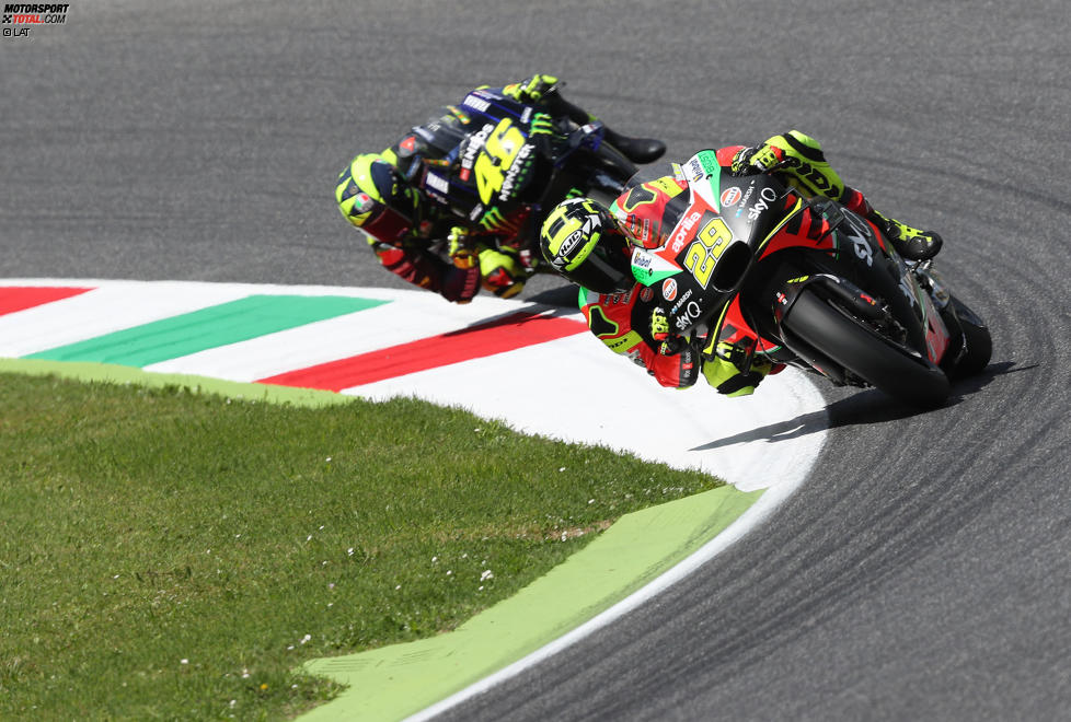 Aleix Espargaro vor Valentino Rossi 