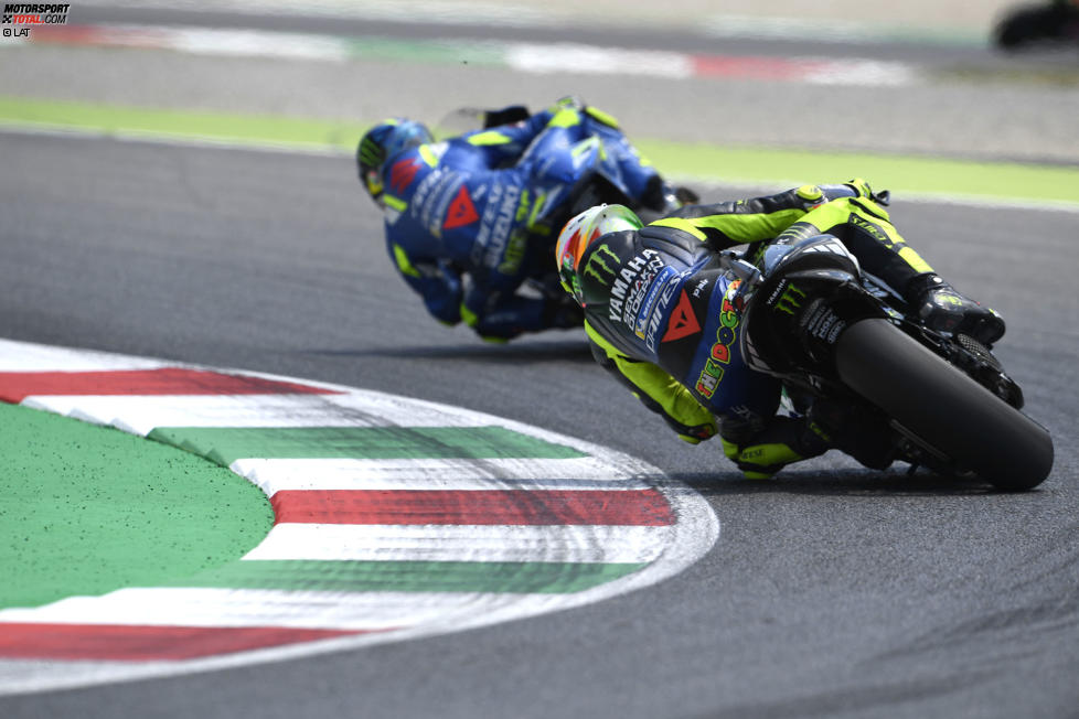 Valentino Rossi hinter Joan Mir 