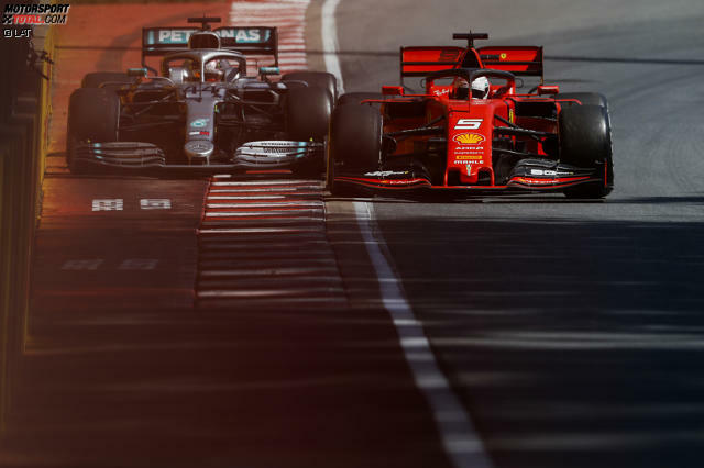 Die umstrittene Szene: Sebastian Vettel kommt von einem Ausritt zurück und schneidet Lewis Hamilton den Weg ab.
