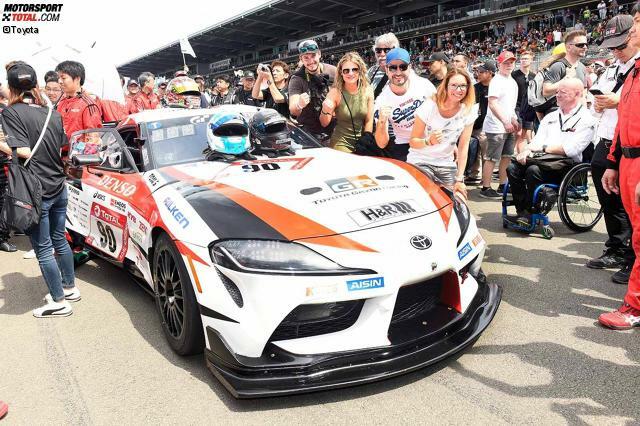 Grid Walk: Christian Henkel, Leonie Dorn, Klaus Schruff sowie Christian und Tanja Nativo (von links) mit dem Toyota GR Supra kurz vor dem Rennstart Grid Walk: Christian Henkel, Leonie Dorn, Klaus Schruff sowie Christian und Tanja Nativo (von links) mit dem Toyota GR Supra kurz vor dem Rennstart