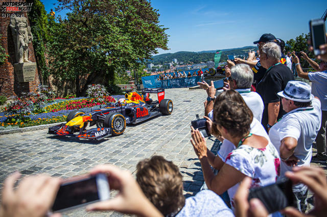 Tolle Aktion: Max Verstappen eroberte am Mittwoch vor dem Grand Prix von Österreich 2019 den Grazer Schloßberg. Jetzt durch die besten Fotos klicken!
