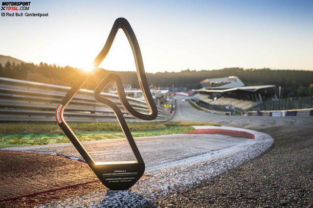 Am Sonntag vor dem Österreich-Grand-Prix wurde Kurve 1 offiziell in &quot;Niki-Lauda-Kurve&quot; umbenannt. Der Rennlegende wird damit ein Denkmal in seiner Heimat gesetzt.