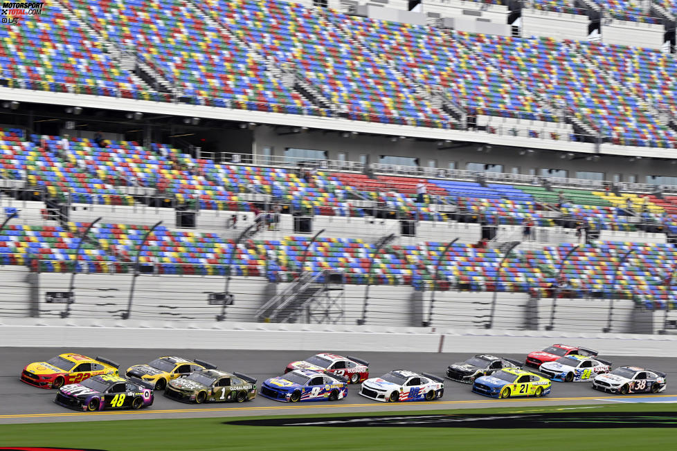 Pack-Racing im Training in Daytona