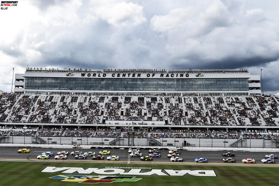 Dunkle Wolken über dem Daytona International Speedway