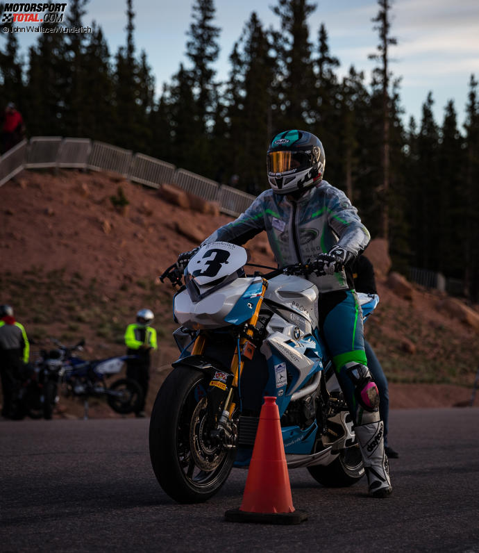 Lucy Glöckner auf der BMW S1000R von Wunderlich