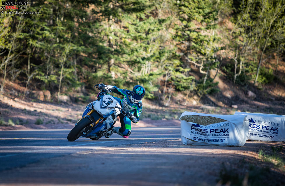 Lucy Glöckner auf der BMW S1000R von Wunderlich