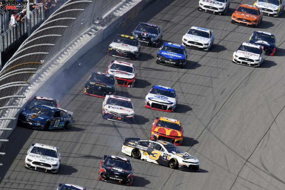 Crash: Aric Almirola (Stewart-Haas), Daniel Hemric (Childress), Austin Dillon (Childress)