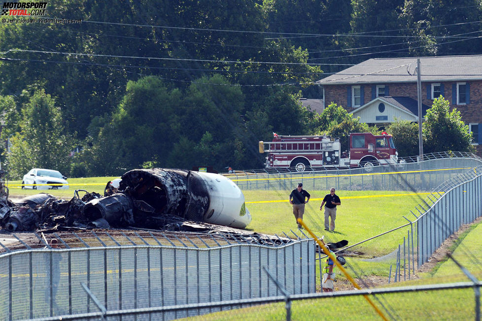 Ausgebranntes Unfallflugzeug von Dale Earnhardt Jun. 