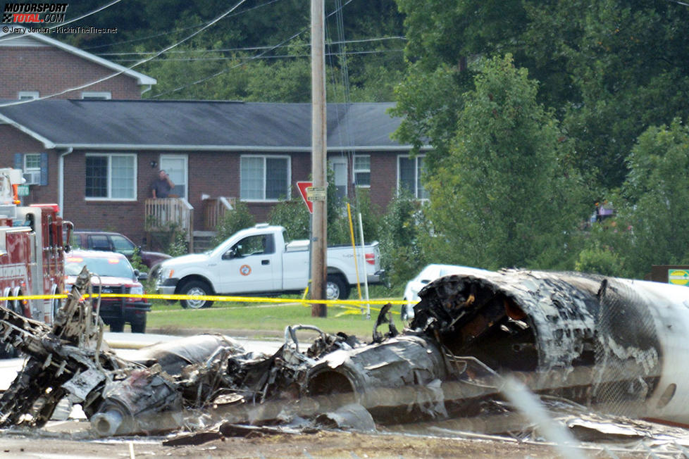 Ausgebranntes Unfallflugzeug von Dale Earnhardt Jun. 