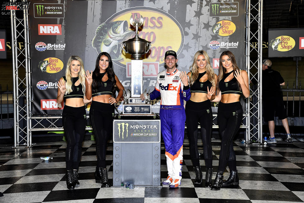 Denny Hamlin (Gibbs) mit den Monster-Girls