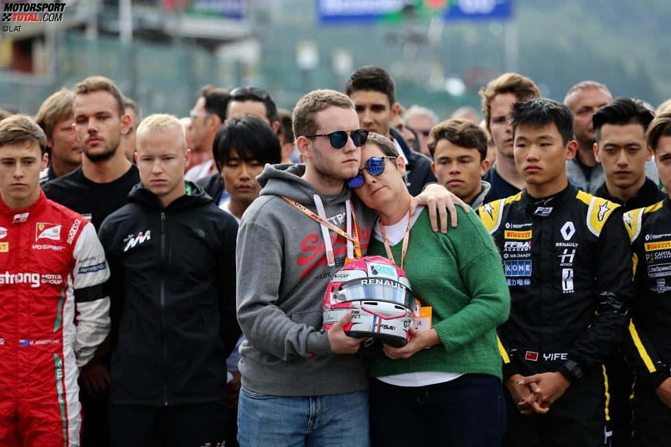 Gedenkminute für den verstorbenen Anthoine Hubert. Seine Mutter und sein Bruder halten den Helm des französischen Formel-2-Fahrers.